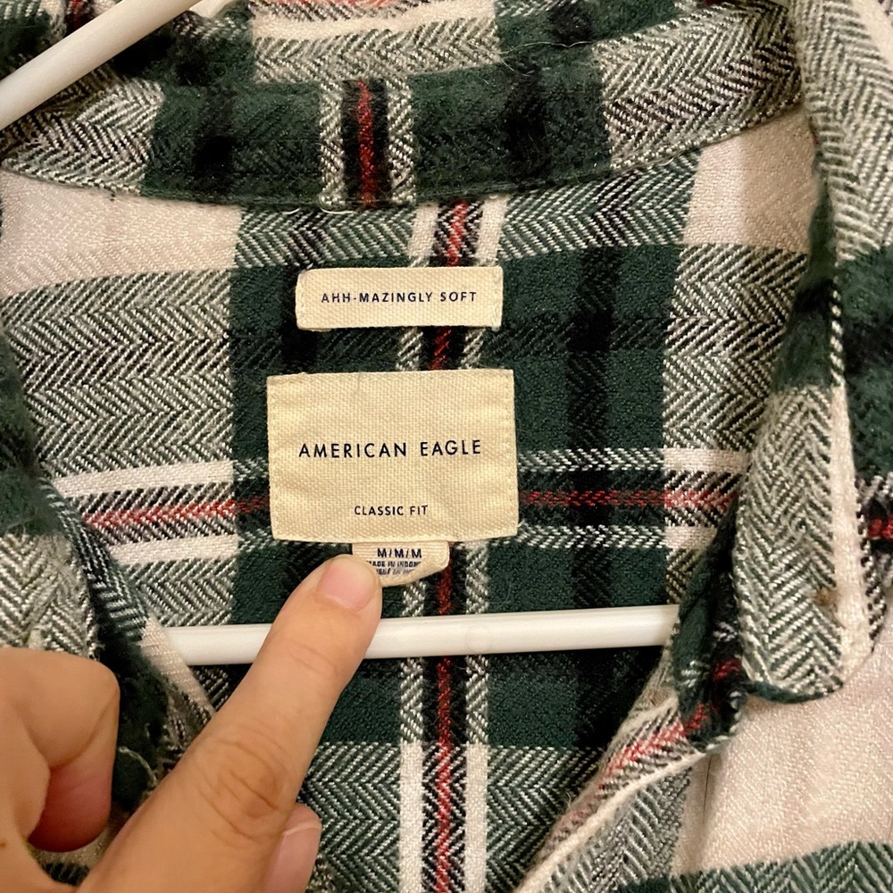 AHH-MAZINGLY SOFT American Eagle plaid flannel button up shirt, classic style.